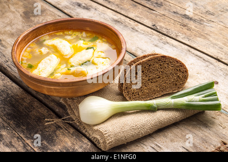 Nazionali ucraine zuppa con galushky. Minestra con gnocchi in ceramica ciotola fatta in casa. Foto Stock