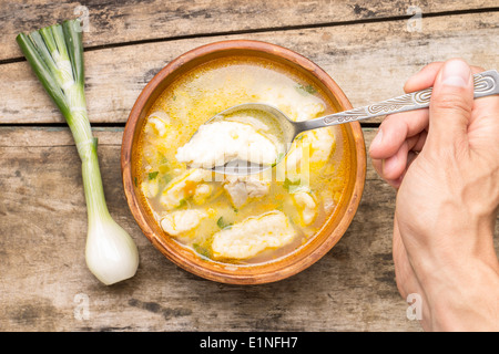 Nazionali ucraine cibo. Minestra con galushky. Mangiare gnocco. Top visualizza immagine Foto Stock