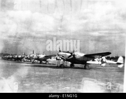La collezione Charles M. Daniels include una varietà di immagini storiche dell'aviazione, che documentano aerei significativi, eventi aerei e missioni militari nel corso del XX secolo. Questa collezione mostra le pietre miliari dell'aviazione civile e militare. Foto Stock