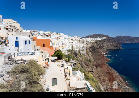 Santorini, un'isola greca delle Cicladi: vista di Oia con case bianche e scogliere formate da caldera del vulcano Foto Stock