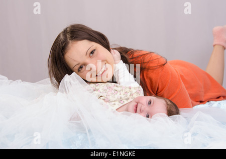 Mamma e figlia sul lettino di sei-mese Foto Stock