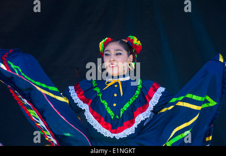 La ballerina partecipa al Cinco De Mayo festival a San Diego Foto Stock