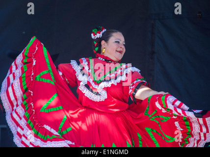 La ballerina partecipa al Cinco De Mayo festival a San Diego Foto Stock