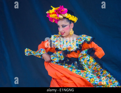 La ballerina partecipa al Cinco De Mayo festival a San Diego Foto Stock