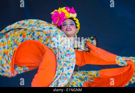 La ballerina partecipa al Cinco De Mayo festival a San Diego Foto Stock