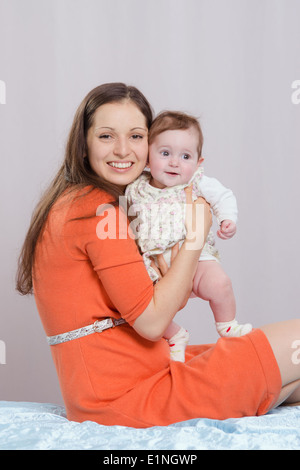 Mamma e figlia sul lettino di sei-mese Foto Stock