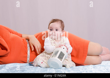 Mamma e figlia sul lettino di sei-mese Foto Stock