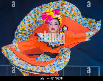 La ballerina partecipa al Cinco De Mayo festival a San Diego Foto Stock