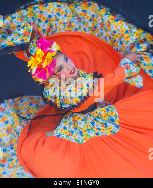 La ballerina partecipa al Cinco De Mayo festival a San Diego Foto Stock