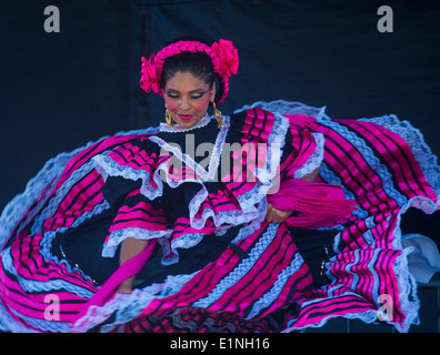 La ballerina partecipa al Cinco De Mayo festival a San Diego Foto Stock