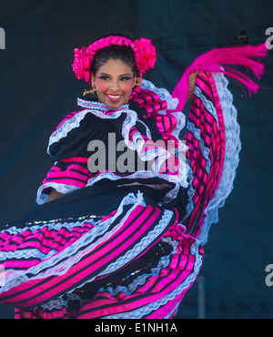La ballerina partecipa al Cinco De Mayo festival a San Diego Foto Stock