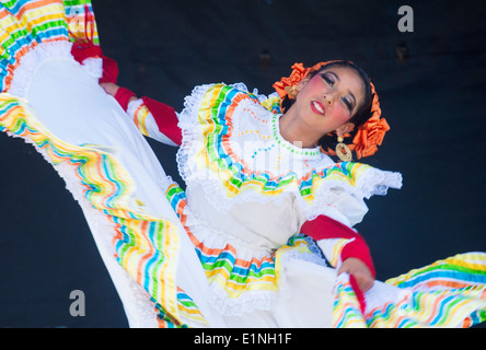La ballerina partecipa al Cinco De Mayo festival a San Diego Foto Stock