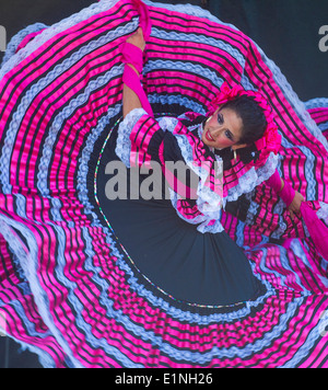 La ballerina partecipa al Cinco De Mayo festival a San Diego Foto Stock