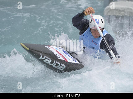 Waltham Cross, Hertfordshire, Regno Unito. Il 7 giugno, 2014. Alla Slovenia di BENJAMIN SAVSEK tira il disco in giro durante il C1 Mens Semi-Final a Lee Valley White Water Centre: Steve FlynnZUMA Premere Credito: Steve Flynn/ZUMA filo/ZUMAPRESS.com/Alamy Live News Foto Stock