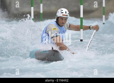 Waltham Cross, Hertfordshire, Regno Unito. Il 7 giugno, 2014. La Slovacchia è MATEJ BENUS si prepara per un cancello durante la C1 Mens Semi-Final a Lee Valley White Water Centre: Steve FlynnZUMA Premere Credito: Steve Flynn/ZUMA filo/ZUMAPRESS.com/Alamy Live News Foto Stock