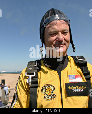 Attore Bill Murray sorride dopo il parapendio in tandem con la US Army Golden Knights Parachute Team in occasione del cinquantesimo di Chicago annuale di aria e acqua mostrano a North Avenue Beach Agosto 15, 2008 a Chicago, IL. Foto Stock