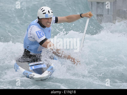 Waltham Cross, Hertfordshire, Regno Unito. Il 7 giugno, 2014. GB di David Firenze tira attraverso lo spruzzo durante il C1 Mens Semi-Final a Lee Valley White Water Centre: Steve FlynnZUMA Premere Credito: Steve Flynn/ZUMA filo/ZUMAPRESS.com/Alamy Live News Foto Stock