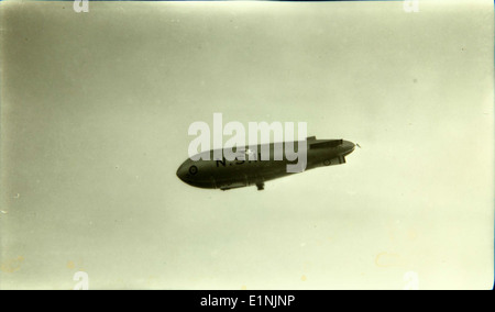 Questa foto della Collezione speciale Adolphe Heri DuBois mostra un momento storico significativo. Dubois fu una figura notevole nel primo settore dell'aviazione, contribuendo ai progressi nella progettazione e nello sviluppo aeronautico. Foto Stock