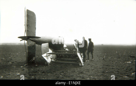 Questa foto della collezione speciale Adolphe Heri DuBois cattura i momenti chiave della storia dell'aviazione, mostrando il ruolo di DuBois nei primi sviluppi e risultati dell'aviazione. Foto Stock