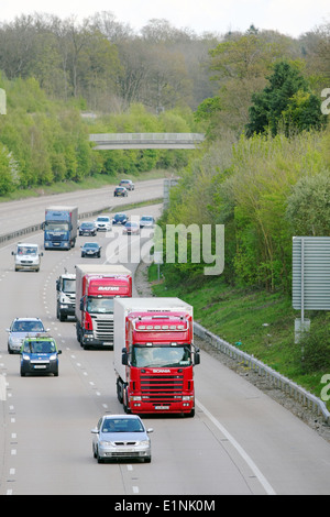 Camion e automobili che viaggia lungo l'autostrada M20 nel Kent, Inghilterra Foto Stock