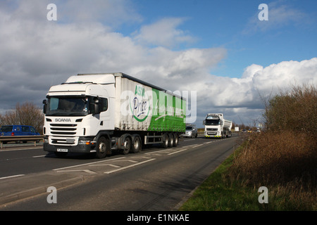 Un carrello Asda e altri tipi di traffico che viaggia lungo la A46 a doppia carreggiata in Leicestershire, Inghilterra Foto Stock