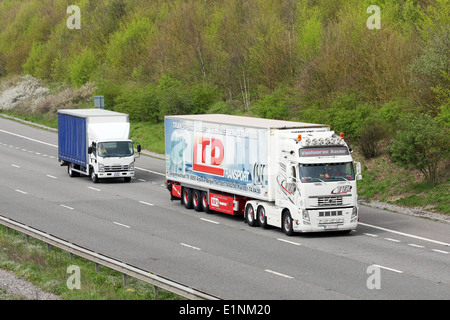 Carrelli che si muovono lungo l'autostrada M20 nel Kent, Inghilterra Foto Stock