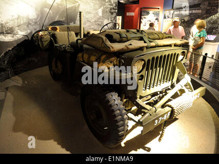 Fredericksburg, Stati Uniti d'America. Il 7 giugno, 2014. Visitatori guardare una jeep militare utilizzato dagli Stati Uniti durante la Guerra del Pacifico nel Museo Nazionale della Guerra del Pacifico in Fredericksburg del Texas, Stati Uniti, 7 giugno 2014. Il Museo Nazionale della Guerra del Pacifico è un museo dedicato esclusivamente a raccontare la storia del Teatro pacifico battaglie della II Guerra Mondiale, e per onorare gli otto milioni di americani che hanno servito nella guerra contro il Giappone, compresi i più di centomila che hanno dato la loro vita. © Wang Lei/Xinhua/Alamy Live News Foto Stock