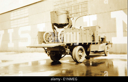 La foto della Louis E. "Slim" Gordon Special Collection raffigura Gordon, una figura notevole nella storia dell'aviazione, con un camion, parte della sua collezione personale. La foto evidenzia il suo contributo al campo e la sua eredità nel settore dell'aviazione. Foto Stock