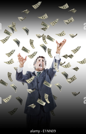 Uomo d'affari sotto la caduta di denaro banconote urlando raggiungendo per esso, dollar pioggia, ha sottolineato l'uomo afferrando la caduta di denaro Foto Stock