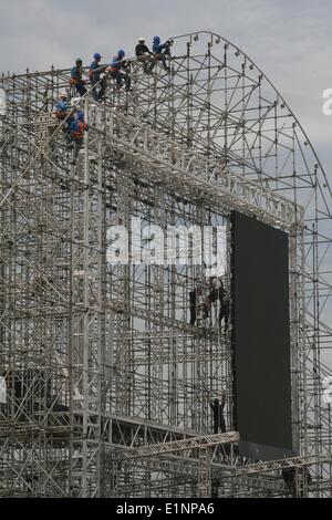 Rio de Janeiro, Brasile. 07Th Giugno, 2014. 2014 FIFA World Cup Brasile. Assemblaggio della struttura e lo schermo della FIFA Fan Fest stadio alla spiaggia di Copacabana. Rio de Janeiro, Brasile. Il 7 giugno, 2014. Credito: Maria Adelaide Silva/Alamy Live News Foto Stock