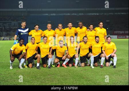 Jakarta, Indonesia. Il 7 giugno, 2014. Leggende internazionale Team posa per foto prima le leggende del calcio Tour 2014 al Gelora Bung Karno Stadium di Jakarta, Indonesia, il 7 giugno 2014. Il team internazionale ha vinto 5-2. © Zulkarnain/Xinhua/Alamy Live News Foto Stock