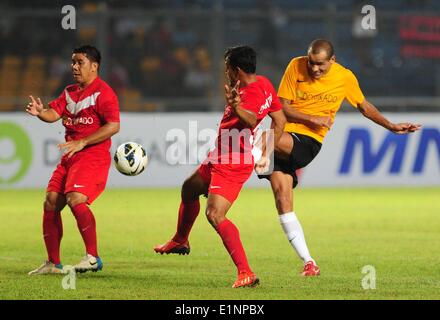 Jakarta, Indonesia. Il 7 giugno, 2014. Leggende internazionale Team player Rivaldo (R) Spara la palla tra le leggende indonesiano giocatori di squadra Bejo Sugiantoro (C) e Francesco Wewengkang durante le leggende del calcio Tour 2014 al Gelora Bung Karno Stadium di Jakarta, Indonesia, il 7 giugno 2014. Il team internazionale ha vinto 5-2. © Zulkarnain/Xinhua/Alamy Live News Foto Stock