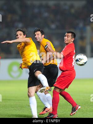 Jakarta, Indonesia. Il 7 giugno, 2014. Leggende internazionale giocatori di squadra Nuno Gomes (L) e Luis Figo (C) il sistema VIES per la palla con le leggende indonesiano Team player Gusnedi Adang durante le leggende del calcio Tour 2014 al Gelora Bung Karno Stadium di Jakarta, Indonesia, il 7 giugno 2014. Il team internazionale ha vinto 5-2. © Zulkarnain/Xinhua/Alamy Live News Foto Stock