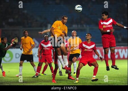 Jakarta, Indonesia. Il 7 giugno, 2014. Leggende internazionale Team player Rivaldo (C) il sistema VIES per la palla con le leggende indonesiano Team player Bambang Pamungkas (R) durante le leggende del calcio Tour 2014 al Gelora Bung Karno Stadium di Jakarta, Indonesia, il 7 giugno 2014. Il team internazionale ha vinto 5-2. © Zulkarnain/Xinhua/Alamy Live News Foto Stock