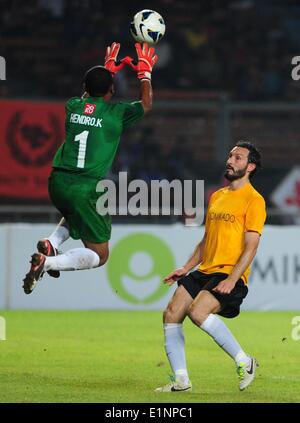 Jakarta, Indonesia. Il 7 giugno, 2014. Leggende internazionale Team player Gianluca Zambrotta (R) orologi leggende indonesiano squadra portiere Hendro Kartiko cattura la palla durante le leggende del calcio Tour 2014 al Gelora Bung Karno Stadium di Jakarta, Indonesia, il 7 giugno 2014. Il team internazionale ha vinto 5-2. © Zulkarnain/Xinhua/Alamy Live News Foto Stock