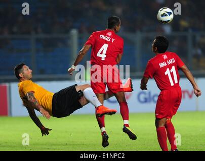 Jakarta, Indonesia. Il 7 giugno, 2014. Le leggende internazionali della squadra di Marco Materazzi (L) il sistema VIES per la palla con le leggende indonesiano Team player Charis Yulianto (C) durante le leggende del calcio Tour 2014 al Gelora Bung Karno Stadium di Jakarta, Indonesia, il 7 giugno 2014. Il team internazionale ha vinto 5-2. © Zulkarnain/Xinhua/Alamy Live News Foto Stock