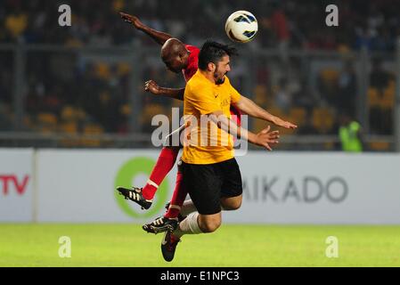 Jakarta, Indonesia. Il 7 giugno, 2014. Leggende internazionale Team player Gennaro Gatusso (R) il sistema VIES per la palla con le leggende indonesiano giocatore di squadra Alex Pulalo durante le leggende del calcio Tour 2014 al Gelora Bung Karno Stadium di Jakarta, Indonesia, il 7 giugno 2014. Il team internazionale ha vinto 5-2. © Zulkarnain/Xinhua/Alamy Live News Foto Stock