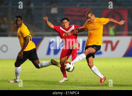 Jakarta, Indonesia. Il 7 giugno, 2014. Leggende indonesiano giocatore di squadra Francesco Wewengkang (C) il sistema VIES per la palla con le leggende internazionale giocatori di squadra Rivaldo (R) e Louis Saha (L) durante le leggende del calcio Tour 2014 al Gelora Bung Karno Stadium di Jakarta, Indonesia, il 7 giugno 2014. Il team internazionale ha vinto 5-2. © Zulkarnain/Xinhua/Alamy Live News Foto Stock