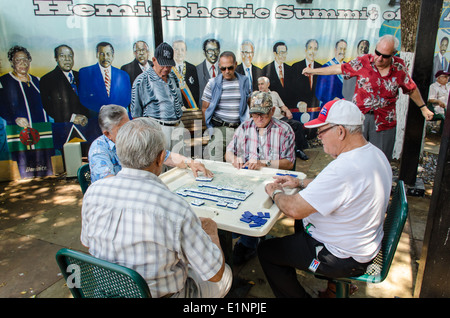 Le persone anziane gioca domino a Little Havana Miami Foto Stock