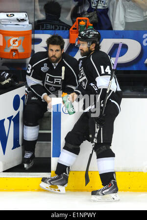 Staples Center di Los Angeles, California, USA. 07Th Giugno, 2014. Los Angeles Kings Ala sinistra Kyle Clifford (13) [7370] e Los Angeles Kings ala destra Justin Williams (14) [2150] durante il pre-pattino prima di gioco 2 della Stanley Cup finale tra il New York Rangers e il re de Los Angeles a Staples Center a Los Angeles, CA. Foto Stock