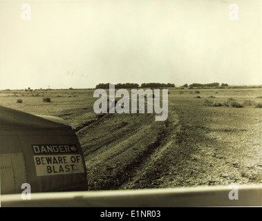 Questa foto documenta un incidente aereo che coinvolge un A-7 e un F-8 durante gli anni '1970 L'incidente evidenzia i rischi che i piloti militari devono affrontare e i progressi nella tecnologia di sicurezza degli aeromobili durante questo periodo. Foto Stock