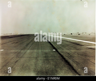 Questa foto documenta un incidente aereo che ha coinvolto aerei A-7 Corsair II e F-8 Crusader negli anni '1970 Entrambi gli aerei prestarono servizio in vari ruoli di combattimento navale e furono coinvolti in operazioni militari significative durante la guerra del Vietnam. Foto Stock