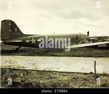 Questa immagine documenta un incidente aereo che coinvolge un C-47A Douglas durante gli anni '1940 Il C-47A era un aereo da trasporto ampiamente utilizzato durante la seconda guerra mondiale, e questa foto fa parte di un più grande archivio che descrive gli incidenti dell'aviazione militare durante la guerra. Foto Stock
