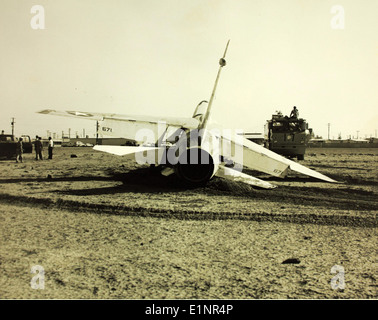 Questa immagine documenta un incidente aereo della Marina degli Stati Uniti che coinvolge gli aerei A-7 e F-8 Crusader. Il BuNo 150855 è associato all'F-8 Crusader, un caccia basato su portaerei utilizzato durante la Guerra fredda. L'incidente si è verificato tra il 1970 e il 1979, riflettendo le sfide affrontate dall'aviazione militare in quel periodo. Foto Stock