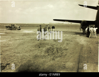 Questa immagine documenta un incidente aereo che ha coinvolto il Douglas DB-7 durante il periodo 1940-1949. Il DB-7 era un bombardiere leggero americano utilizzato nella seconda guerra mondiale. La foto cattura le conseguenze dell'incidente e il suo significato storico. Foto Stock