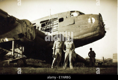 Questa immagine raffigura un incidente aereo degli anni '1940 che coinvolge un velivolo trimotore Savoia Marchetti SM.75 in Nord Africa. L'aereo faceva parte delle forze aeree italiane durante la seconda guerra mondiale, spesso utilizzato per il trasporto e le missioni di bombardamento. Foto Stock