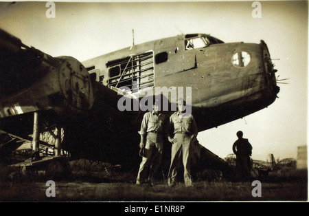 Questa foto documenta un incidente aereo che ha coinvolto un trimotore Savoia-Marchetti SM.75 durante gli anni '1940 in Nord Africa. L'aereo, utilizzato principalmente dall'Italia durante la seconda guerra mondiale, fu coinvolto in un incidente mentre operava in condizioni difficili. Foto Stock