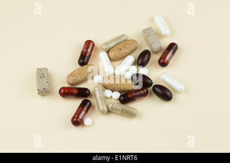 Vitamine e supplementi (polivitaminico, vitamina D, coenzima Q10, vitamina K2, olio di Krill) Foto Stock