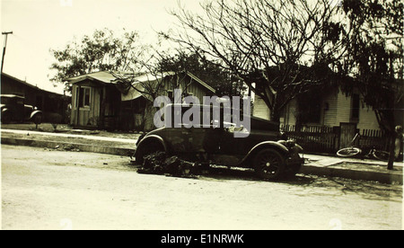 Questa foto documenta un incidente aereo avvenuto nel 1938 a Westover, che ha coinvolto un aereo militare. L'immagine mette in evidenza i pericoli e le sfide affrontati dai primi aviatori durante le missioni di addestramento e operative. Foto Stock