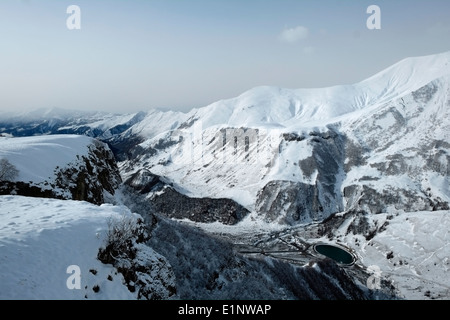 Montagne innevate nel quartiere Stepantsminda sulle pendici meridionali del Caucaso maggiore gamma di montagna in Georgia Foto Stock